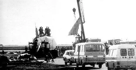 Disassembled and packed the MiG25 is loaded onto a Russian ship at Hitachi - фото 4