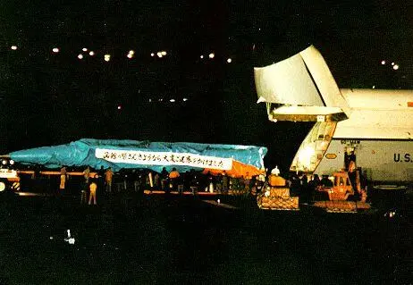 Disassembled and packed the MiG25 is loaded onto a Russian ship at Hitachi - фото 5