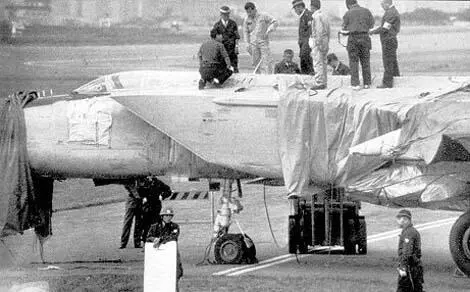 Japanese security officers guard the partly covered supersecret aircraft - фото 3