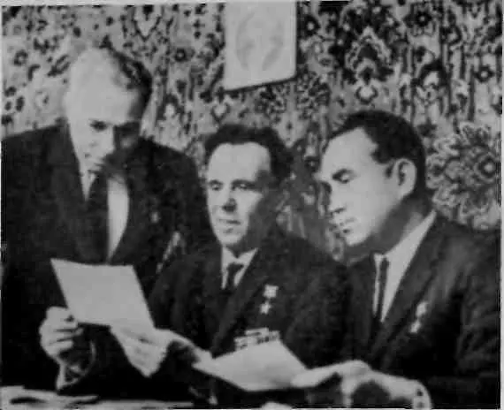 И Г Драченко крайний справа командир 142го гвардейского Сандомирского - фото 15