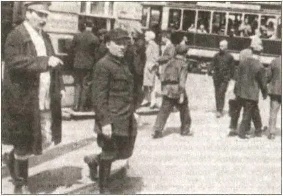 Сталин и Киров идут пешком с заседания XVI съезда ВКПб Москва 26 июня 1930 - фото 20