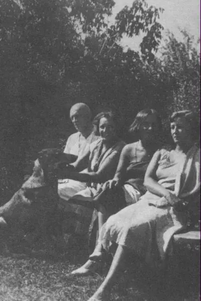 В И Нарбут с женой С Г Нарбут справа и ее сестрами Л И Багрицкой и О - фото 20