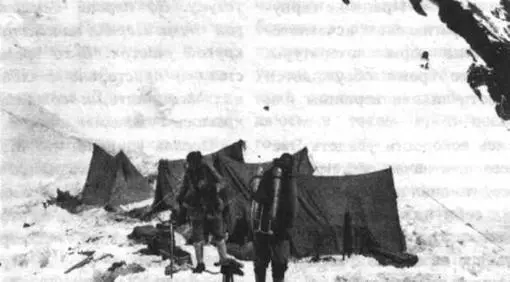 Мэллори и Ирвин перед своим последним подъемом 1924 Ночью поднялся ветер - фото 19