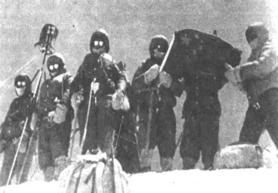 Китайцы на вершине Эвереста в 1975 году Слева геодезический штатив Мир - фото 38