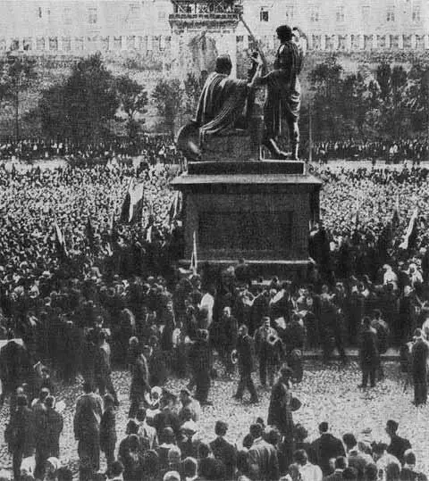 Москва У памятника Минину и Пожарскому на Красной площади в первые дни - фото 10