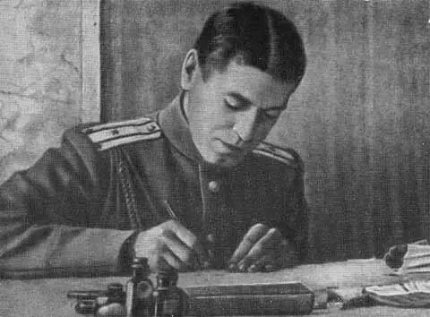 Подполковник Б М Шапошников в оперативном отделе ЮгоЗападного фронта в годы - фото 45