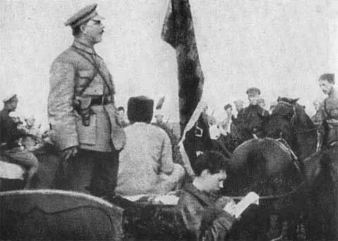 К Е Ворошилов выступает перед бойцами Первой Конной 1920 г М В Фрунзе - фото 47