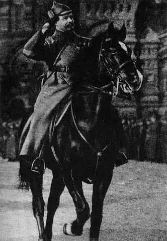 М В Фрунзе принимает парад войск Красной Армии на Красной площади в Москве - фото 48