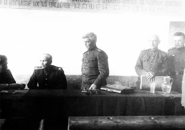 Генералполковник артиллерии СС Варенцов на докладе у командующего 1м - фото 18