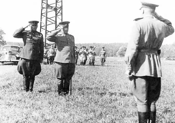 Прием доклада командира 1й гвардейской артиллерийской дивизии 1945 г - фото 21