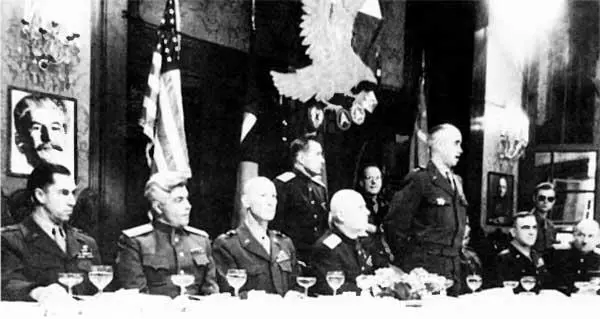 Встреча с союзниками 15 мая 1945 г Тост произносит командующий 12и группой - фото 22