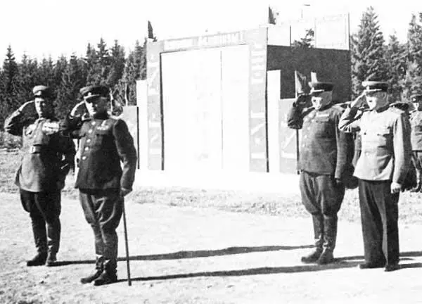 На параде гвардейского соединения в честь вручения ему правительственной - фото 26