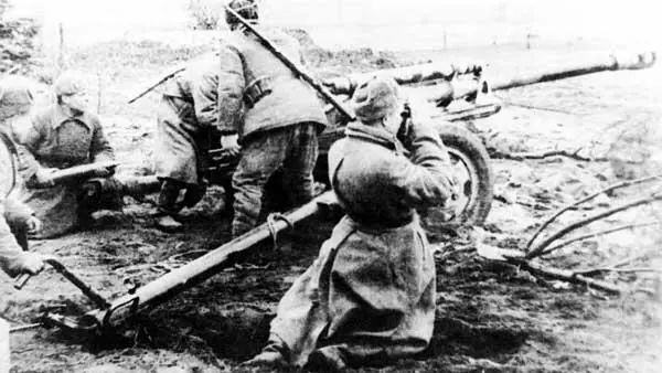 Расчет 76мм пушки ведет огонь по врагу Польша осень 1944 г Маршбросок - фото 29
