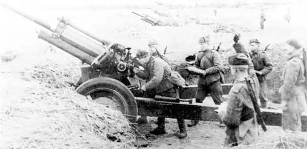 Батарея 122мм гаубиц ведет огонь по врагу 1945 г Расчет 122мм гаубицы - фото 32