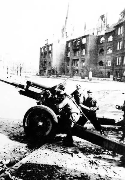 Расчет 122мм гаубицы на улицах Берлина 1945 г Батарея 122мм гаубиц - фото 33