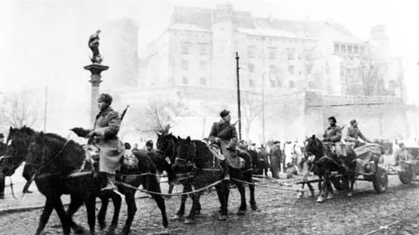 Советские артиллеристы на улицах Берлина Апрель 1945 г Зачехленная - фото 35