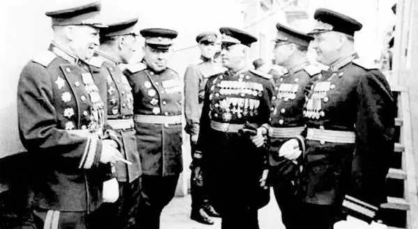 Нa Параде Победы Третий справа командующий артиллерией 1го Украинского - фото 37