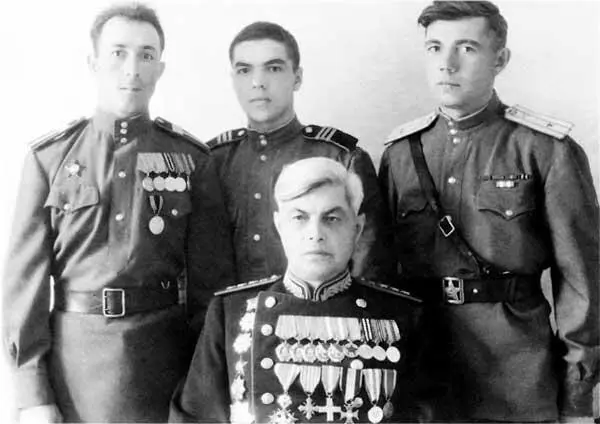 Генералполковник артиллерии СС Варенцов с рядовым и сержантским составом - фото 38