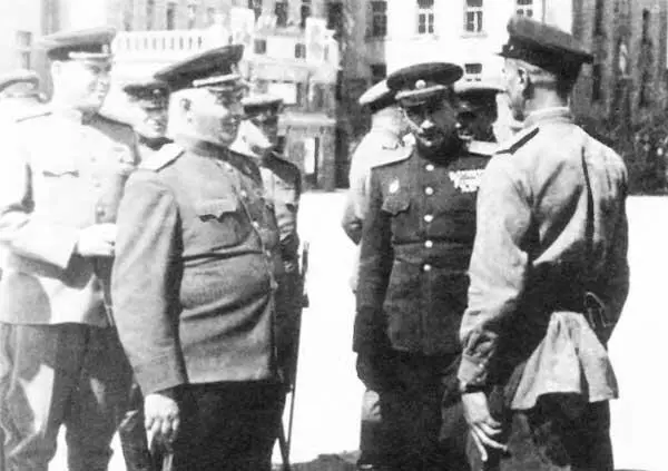 Генералполковник артиллерии С С Варенцов в расположении 9й гвардейской - фото 39