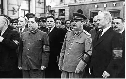 As the struggle for the succession builds up Stalin leads the mourning at - фото 63