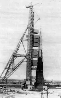 Рис 2 Ракетаноситель Н1 на пусковом устройстве Рис 3 Головной блок Л3 - фото 3