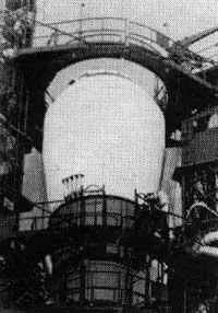 Рис 32 Подготовка объекта Т2К к старту завершается Рис 33 Т2К в полёте - фото 31