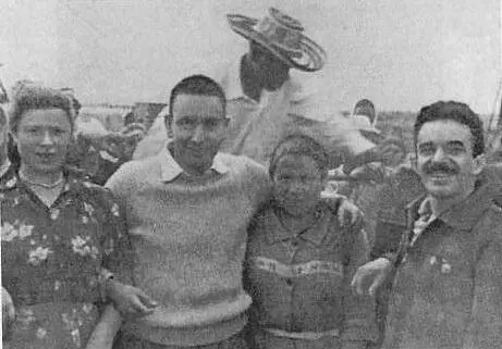 Гарсия Маркес и Мерседес Мехико 1966 Гарсия Маркес с женой и их сыновья - фото 5