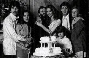 В начале 1980 он вернулся в кинематограф и снялся в фильме Пещерный человек - фото 20