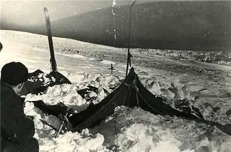 Вид палатки дятловцев Знаменитая если не сказать хрестоматийная фотография - фото 20
