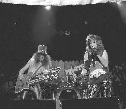 Slash has had the thrill of sharing the stage many times with Alice Cooper over - фото 22
