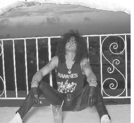 Slash kicking back on a balcony with some toad venom When Izzy and I brought a - фото 25