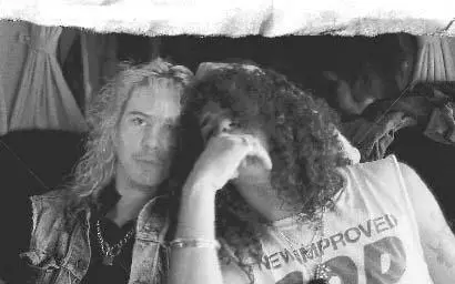 Duff and Slash enjoying the MGM Grand jet We flew down there on the private - фото 29