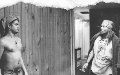 Slash and Axl discussing something backstage on the Illusion tour Note the - фото 32