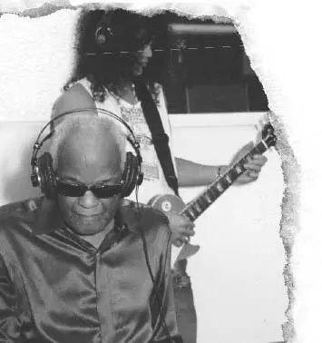 Slash and Ray Charles recording at Rays legendary studio in Los Angeles - фото 34