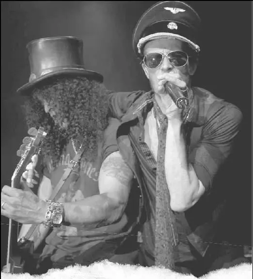 Slash and Scott belting it out at the Avalon Ballroom in Hollywood in May 2007 - фото 36