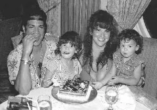 The family Hudson Slash London Perla and Cash on a Disney cruise in 2006 - фото 37