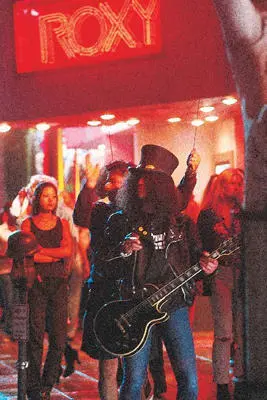 Slash on the set of the video shoot for Estranged Photograph by Gene - фото 56