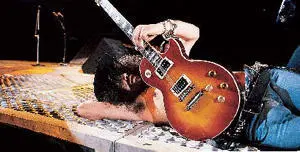Slash fatigued at the end of a long set during the final notes of Paradise - фото 60