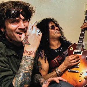 Good buddies Tommy Lee and Slash backstage at some awards show probably KROQ - фото 66