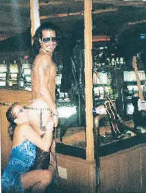 Perla gives Slash a special kiss in the lobby of the Hard Rock Hotel in Vegas - фото 68