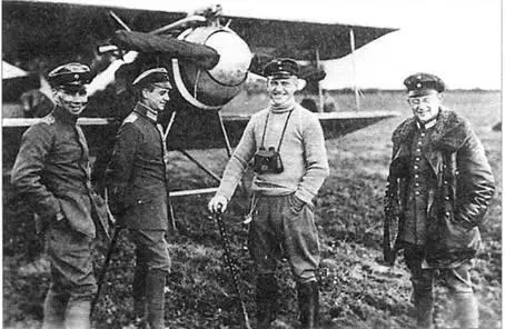 Лётчики Jasta 2 перед Альбатросом ВП на котором осенью 1916 г летал - фото 14