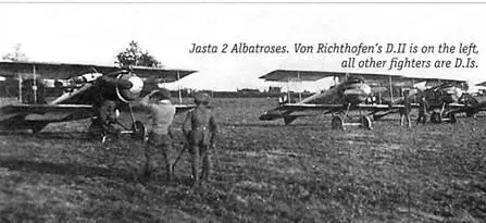 Альбатросы Jasta 2 Слева DII Рихтгофена сам он в светлом свитере стоит - фото 16