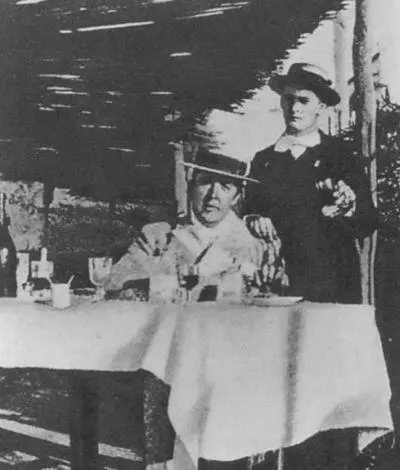 Оскар Уайльд и лорд Альфред Дуглас на террасе ресторана 1898 г Париж - фото 72