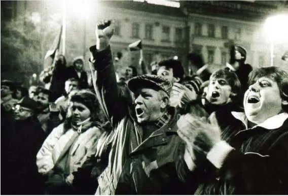 Прага ноябрь 1989 г Бархатная революция в Чехословакии положившая конец - фото 24