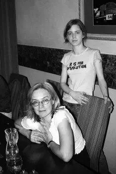 Anna Politkovskaya and her daughter Vera In the hours before her murder Anna - фото 20