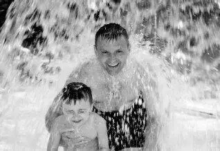 Alexander Litvinenko and his sevenyearold son Anatoly at the Queens Leisure - фото 22