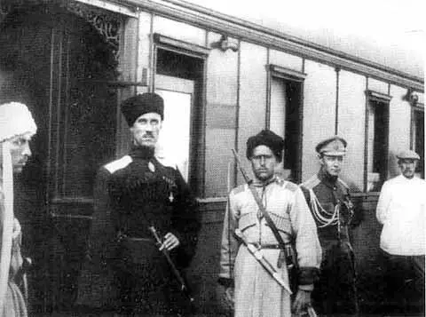 Командующий Кавказской добровольческой армией генерал П Н Врангель у штабного - фото 22