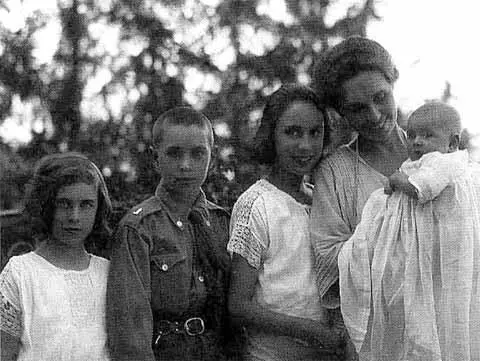 О М Врангель с детьми Натальей Петром Еленой и Алексеем 1922 г П Н - фото 54