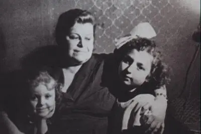 Вера Панова с внучками Любой и Машей 1959 год Днем своей смерти сама она - фото 3