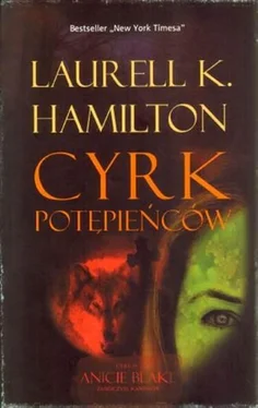 Laurell Hamilton Cyrk Potępieńców обложка книги